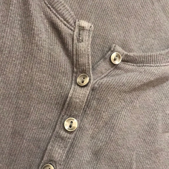 Like new button long sleeved top - Picture 2 of 3